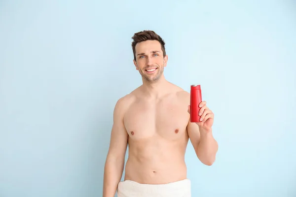 Schöner Mann Mit Duschgel Auf Farbigem Hintergrund — Stockfoto