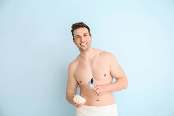 Hombre Guapo Con Gel Ducha Esponja Sobre Fondo Color — Foto de Stock