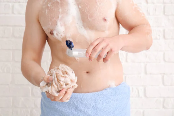 Knappe Man Neemt Douche Tegen Witte Achtergrond — Stockfoto