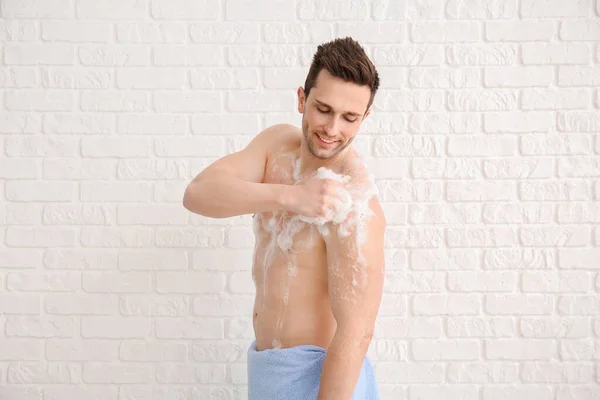 Przystojny Mężczyzna Bierze Prysznic Białym Tle — Zdjęcie stockowe