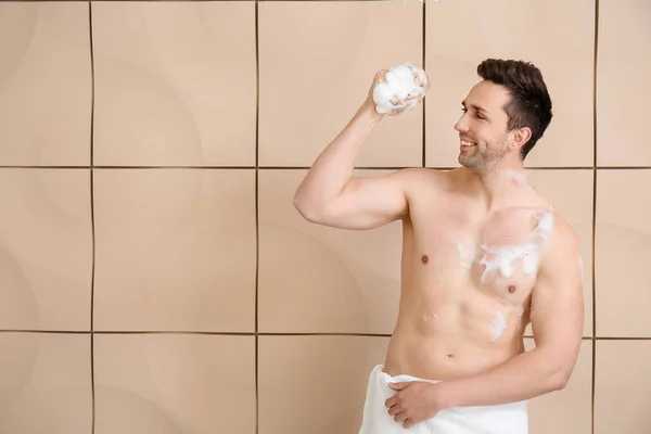 Knappe Man Neemt Douche Tegen Kleur Achtergrond — Stockfoto