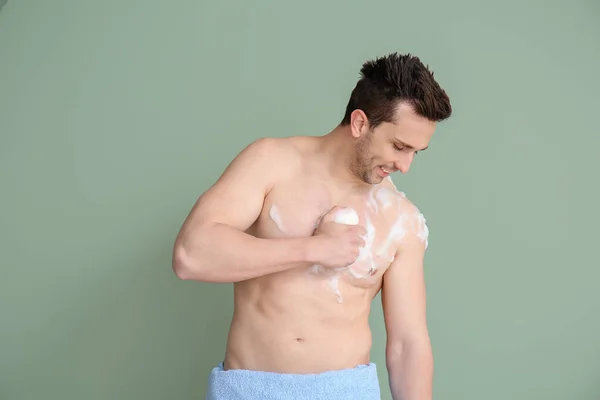 Knappe Man Neemt Douche Tegen Kleur Achtergrond — Stockfoto