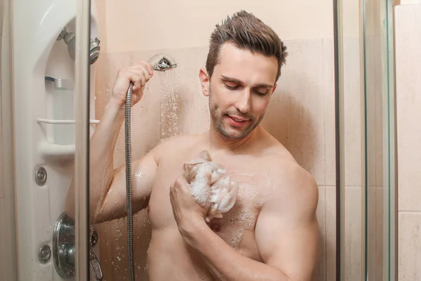 ハンサムな男が家でシャワーを浴びて — ストック写真