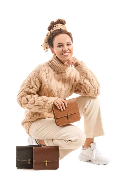 Hermosa Mujer Afroamericana Joven Con Bolsos Elegantes Sobre Fondo Blanco — Foto de Stock