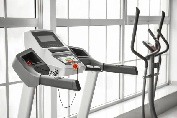 Egzersiz Makineleri Olan Modern Bir Spor Salonu — Stok fotoğraf