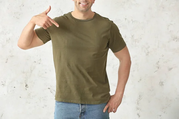 Man Stylish Shirt Ελαφρύ Φόντο — Φωτογραφία Αρχείου
