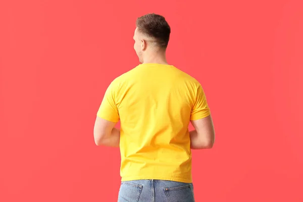 男性でスタイリッシュなTシャツ上の色の背景 — ストック写真
