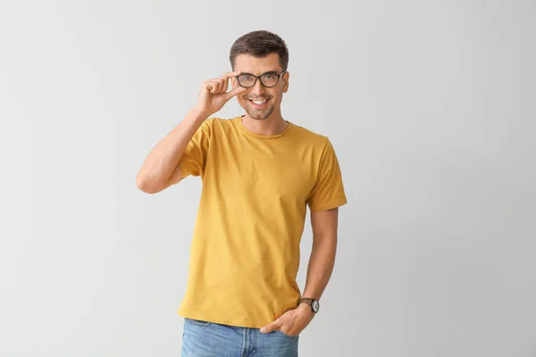 Hombre Con Elegante Camiseta Sobre Fondo Gris —  Fotos de Stock