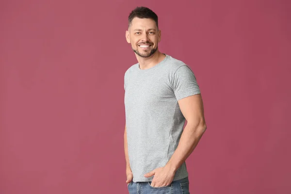 Hombre Elegante Camiseta Sobre Fondo Color — Foto de Stock