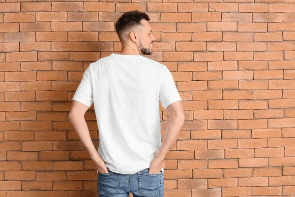 Hombre Elegante Camiseta Cerca Pared Ladrillo — Foto de Stock