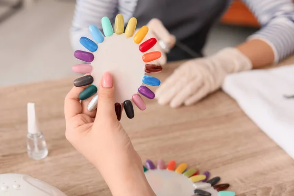 Cliente Femenino Eligiendo Color Del Esmalte Uñas Salón Belleza — Foto de Stock