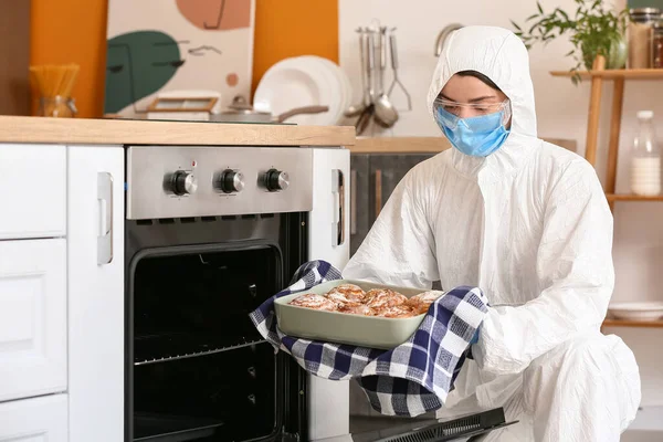 Mutfakta Biyolojik Tehlike Kıyafeti Giymiş Bir Kadın Yemek Pişiriyor — Stok fotoğraf