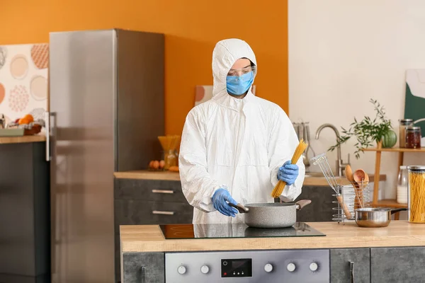 Frau Biohazard Anzug Kocht Küche — Stockfoto