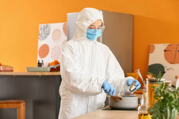 Mulher Terno Risco Biológico Cozinhar Cozinha — Fotografia de Stock