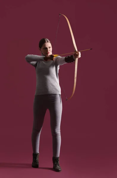 Mujer Hermosa Con Ballesta Sobre Fondo Color — Foto de Stock