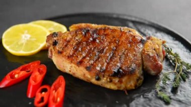 Tabağa soslu ızgara biftek dökülüyor.