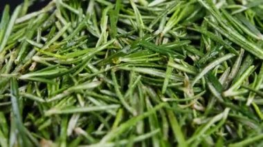 Taze biberiye yığını, yakın plan.