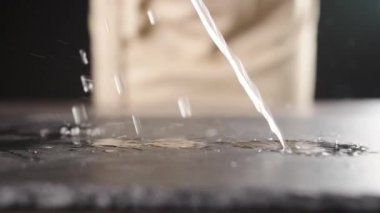 Masaya taze biberiye koyan kadın, yakın plan.