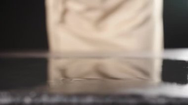 Masaya taze biberiye koyan kadın, yakın plan.