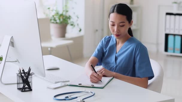 Klinikte Çalışan Asyalı Kadın Doktor — Stok video