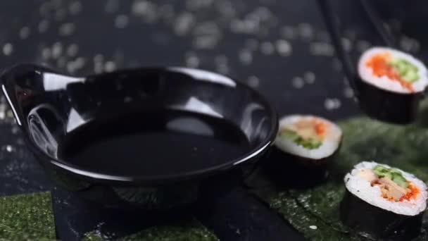 Namáčení Chutné Sushi Rolky Sójové Omáčce — Stock video