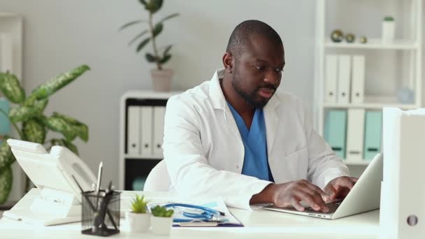 Αφροαμερικανός Γιατρός Που Εργάζεται Φορητό Υπολογιστή Στην Κλινική — Αρχείο Βίντεο