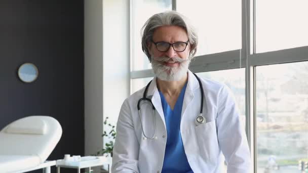 Kliniğin Penceresinin Yanındaki Erkek Kıdemli Doktor — Stok video