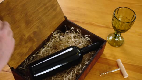Adam Mahzendeki Kutudan Pahalı Şarap Alıyor — Stok video
