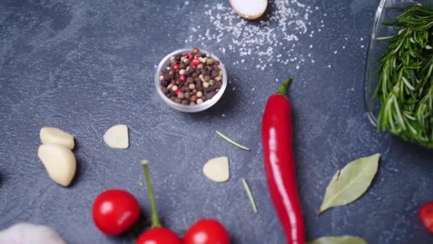 带有香料 蔬菜和油的深色背景的新鲜迷迭香 — 图库视频影像