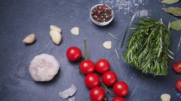 Romarin Frais Avec Épices Légumes Huile Sur Fond Sombre — Video