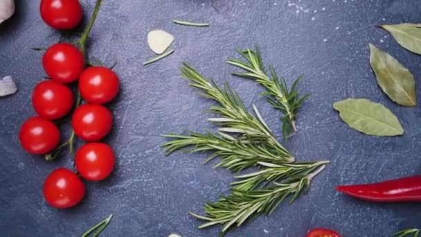 带有香料和蔬菜的深色背景的新鲜迷迭香 — 图库视频影像