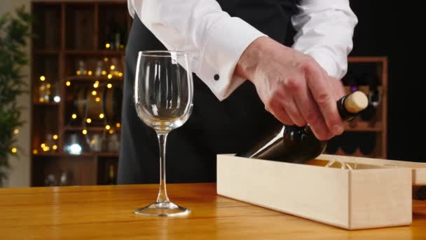 Adam Mahzende Şişeden Cama Pahalı Şarap Dolduruyor — Stok video