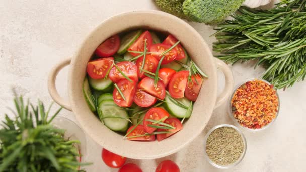 ローズマリーでおいしい野菜サラダを準備女性 トップビュー — ストック動画