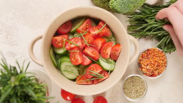 Mujer Preparando Sabrosa Ensalada Verduras Con Romero Vista Superior — Vídeos de Stock