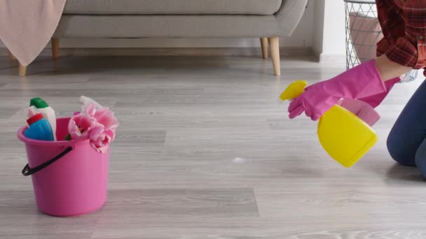 自宅の女性の掃除床 — ストック動画