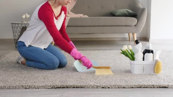 Alfombra Limpieza Mujer Casa — Vídeo de stock