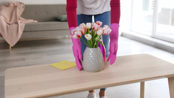 Vrouw Schoonmaaktafel Thuis — Stockvideo