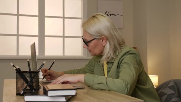 Mulher Madura Usando Laptop Para Aprendizagem Line Casa — Vídeo de Stock