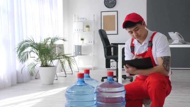 Entrega Hombre Con Botellas Escritura Agua Portapapeles Oficina — Vídeos de Stock