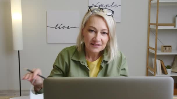 Volwassen Vrouw Met Behulp Van Laptop Voor Online Leren Thuis — Stockvideo