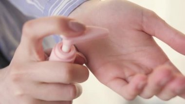 Evde dezenfektan kullanan bir kadın.