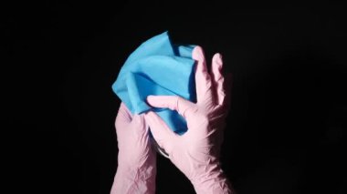 Siyah arka planda koruyucu maskeleri olan bir tıp çalışanı.