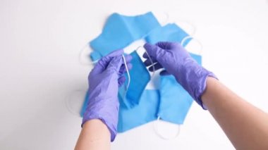 Beyaz arka planda koruyucu maske takan sağlık çalışanı