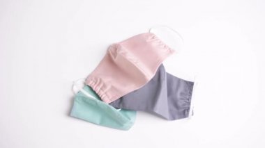 Beyaz arka planda koruyucu maske takan sağlık çalışanı