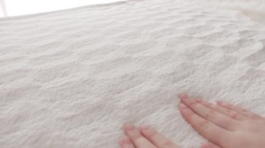 Yumuşak, sıcak ekoseye dokunan kadın