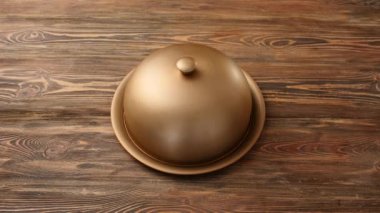 Erkek garson ahşap arka planda boş tepsi açıyor