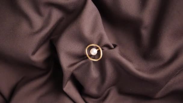 Piękny Złoty Pierścień Perłą Tkaninie Kolor — Wideo stockowe