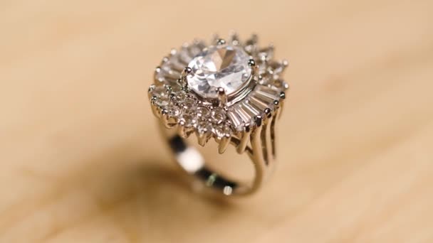 Hermoso Anillo Caro Con Diamantes Fondo Color — Vídeos de Stock