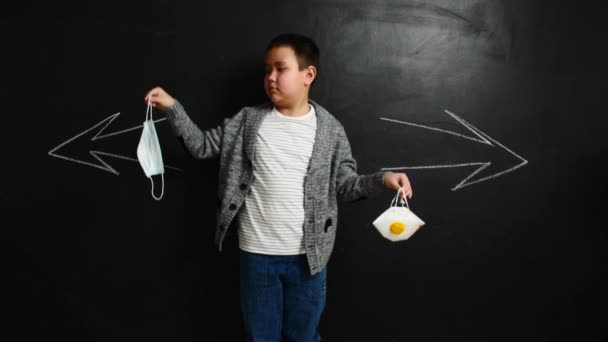 Asijský Chlapec Různými Ochrannými Maskami Tmavém Pozadí Koncepce Epidemie — Stock video