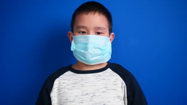 Asiatique Garçon Enlever Son Masque Protection Sur Fond Couleur Concept — Video